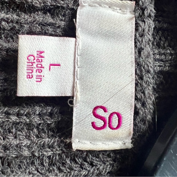 Ladies, SO slightly use large acrylic sweater from a smoke rehome - Picture 3 of 5